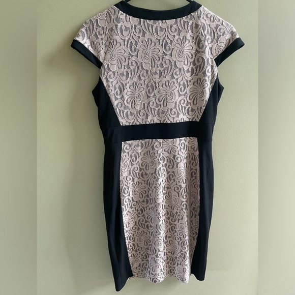 Zippered lace dress - Picture 2 of 6